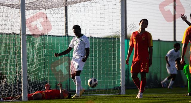 1月18日，沙特队9号哈吉攻破国少队球门.jpg